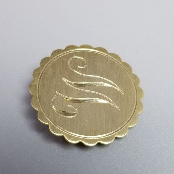 Vintage W Engraved Round Brooch Scalloped Edge Gold Tone Monogram Initial Letter - Picture 3 of 7